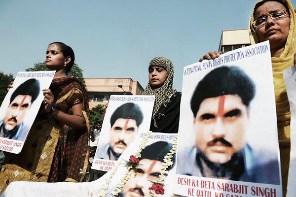 Indian activists in Kolkata pay tribute to Sarabjit Singh, May 2. Dibyangshu Sarkar—AFP