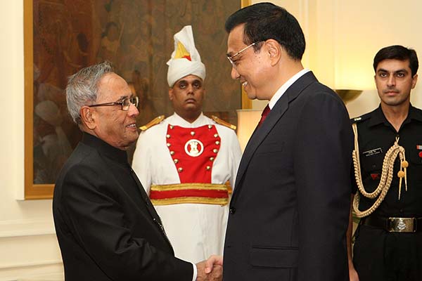 Indian President Pranab Mukherjee shakes hands with Chinese premier Li Keqiang. RB—Presidential Palace-AFP