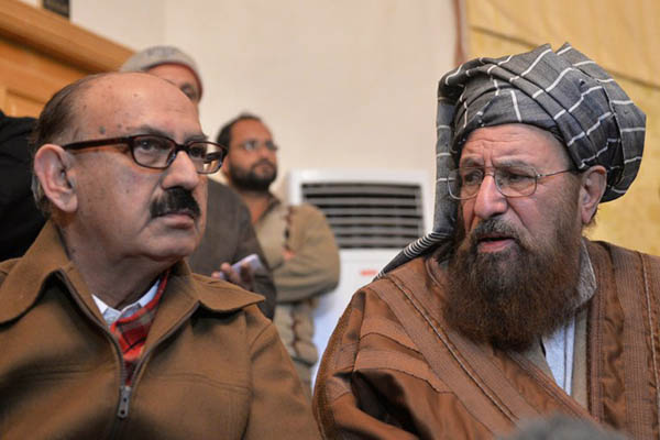 Irfan Siddiqui (left), a member of the government’s team of negotiators, talks to Maulana Sami-ul-Haq of the Pakistani Taliban. Aamir Qureshi—AFP