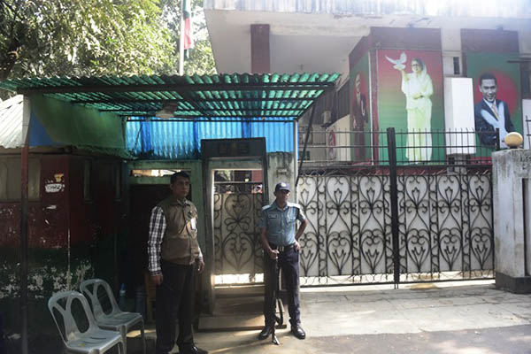 Police stand guard outside the house of opposition leader Khaleda Zia. Munir uz Zaman—AFP