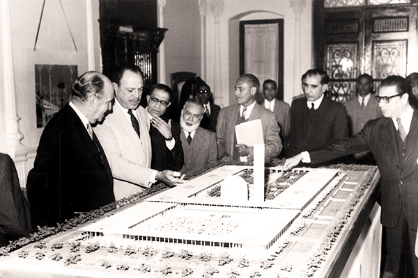 Stone presents the Pinstech model to President Khan, November 1961.Courtesy of Edward Durrell Stone Papers, University of Arkansas Libraries.
